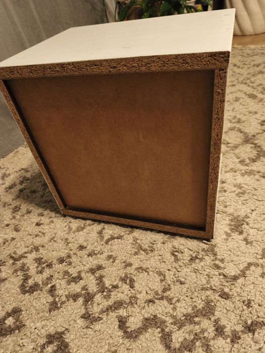 Szafka nocna na nóżkach