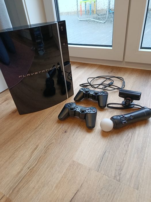 PS3 com 2 comandos e jogos