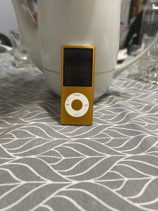 Ipod nano 16g w pelni sprawny wizualnie nie jest najlepiej