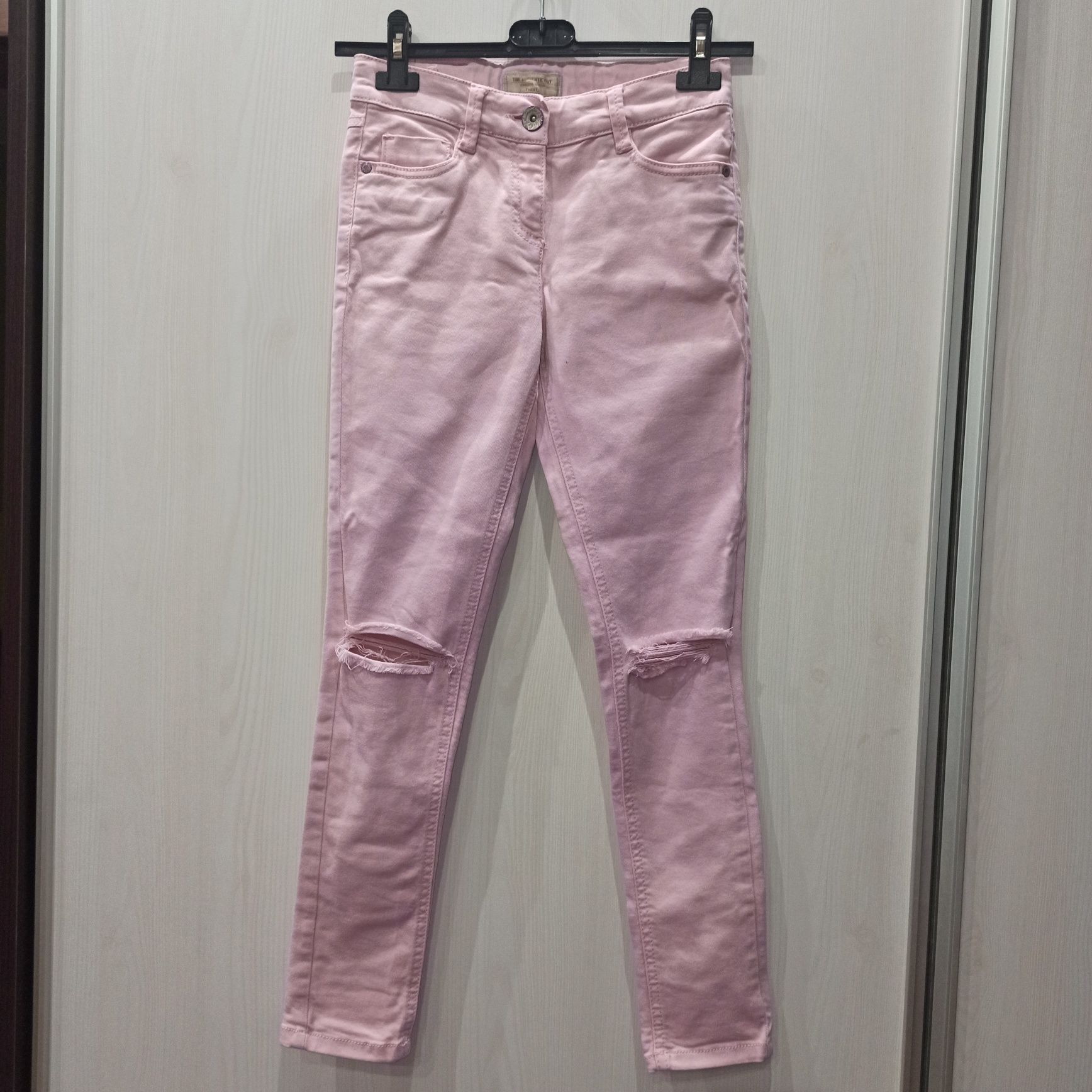 Spodnie jeansowe dziewczęce z dziurami r.140