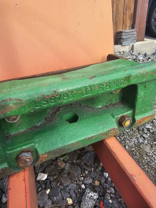 Wieszak na obciążniki John Deere