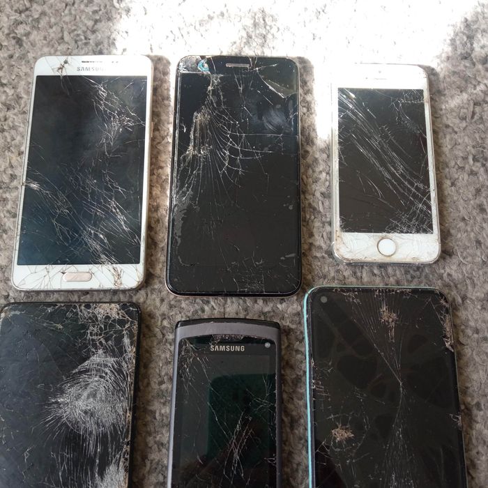 Telefony zepsute na części