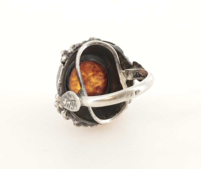 Duży pierścionek ORNO z bursztynem