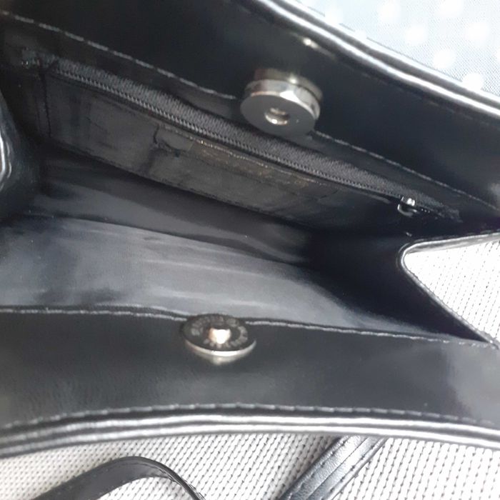 Mała czarna prosta torebka skórzana