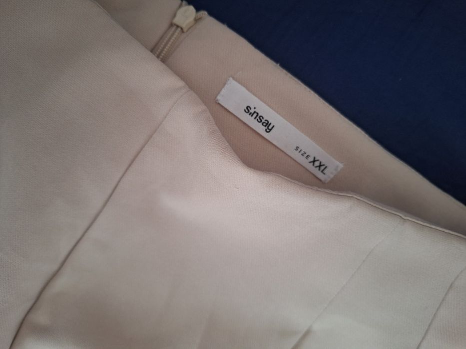 Beżowe spodnie damskie.