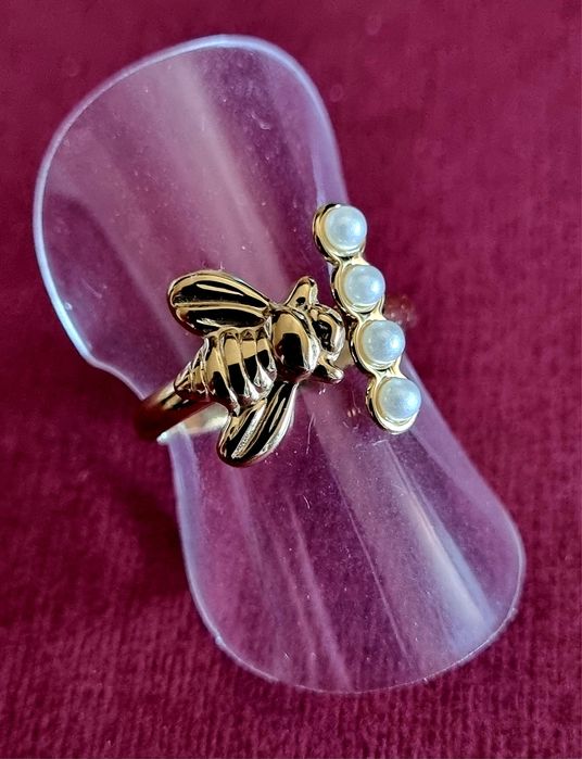 Anel dourado, em aço, com abelha e 4 micropérolas. Ajustável