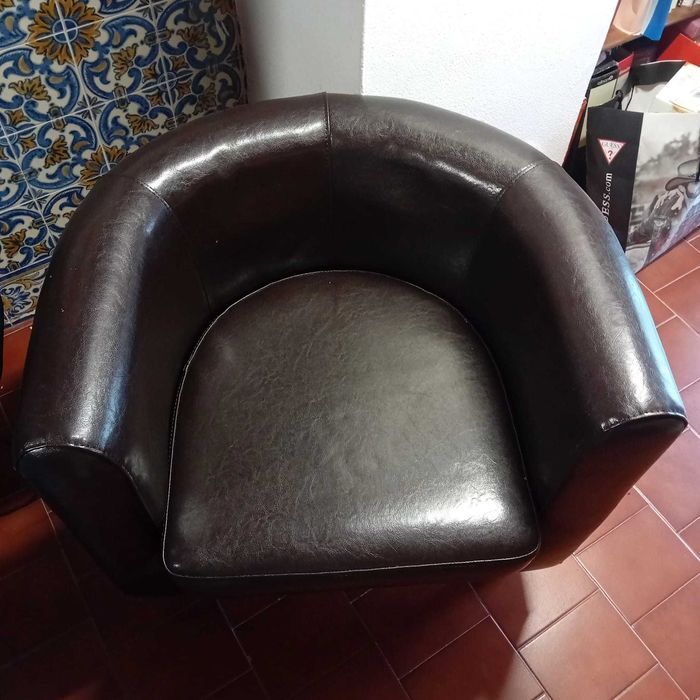 Cadeirão decorativo castanho