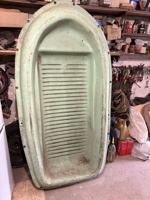 Продаю лодку  не ризина, можно плавать по камышу в хорошем состоянии