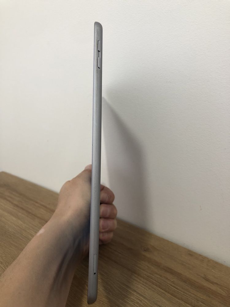 iPad 5 (2017) – 32 Gb, WiFi + LTE, 9.7”