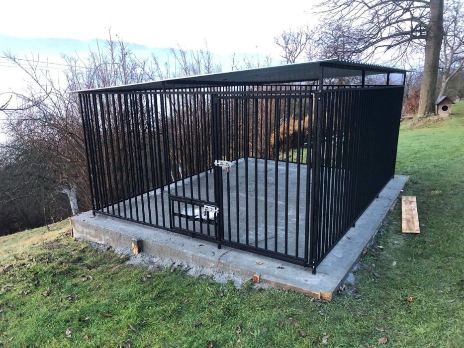 Kojec z profili zamkniętych oraz rurki. Boks klatka dla psa.