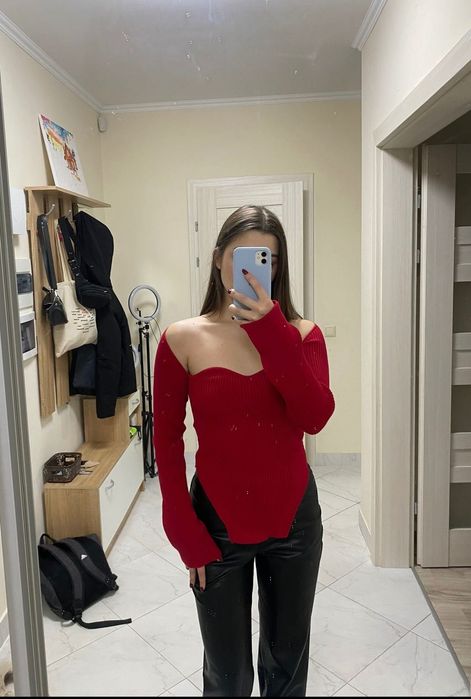 Кофтинка в рубчик з гарним декольте