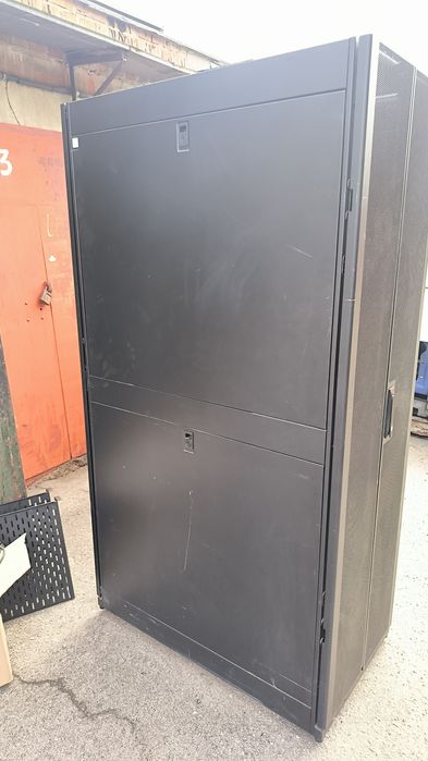 Шафа серверна APC AR3100