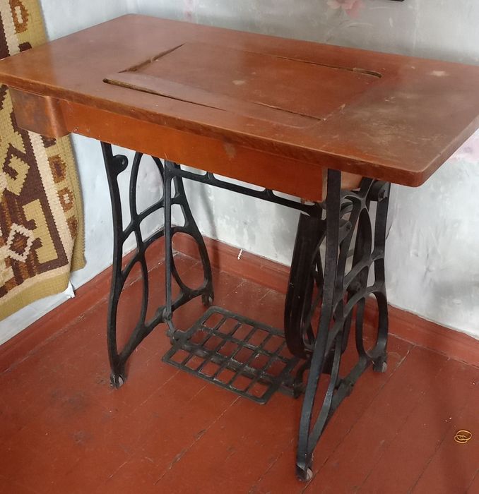 Швейна машинка Подолянка на металевій станині