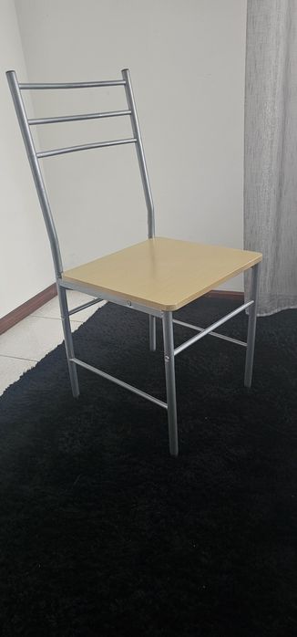 Mesa com tampo de vidro e 6 cadeiras