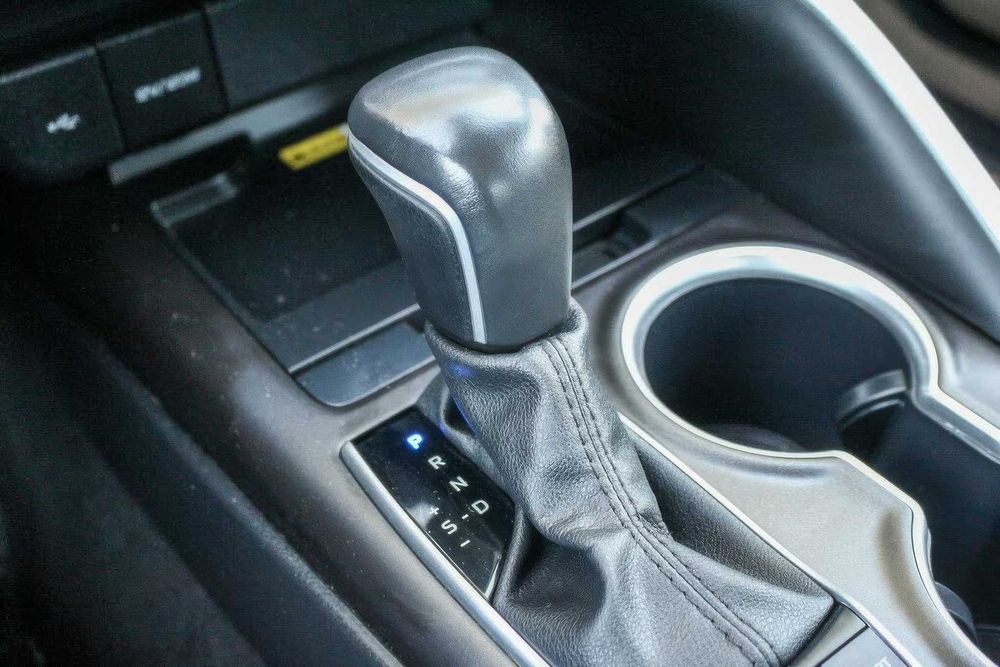 Toyota Camry Hybrid XLE      2024