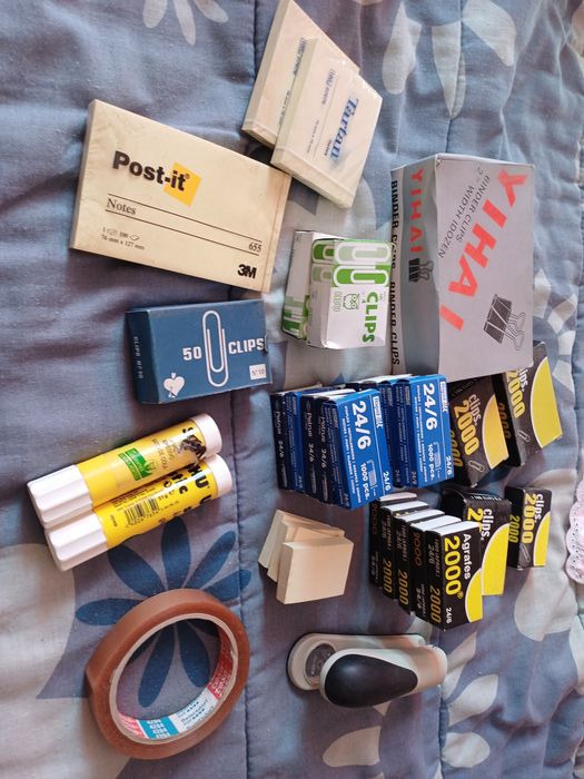 Agrafador, agrafes, clipes e molas