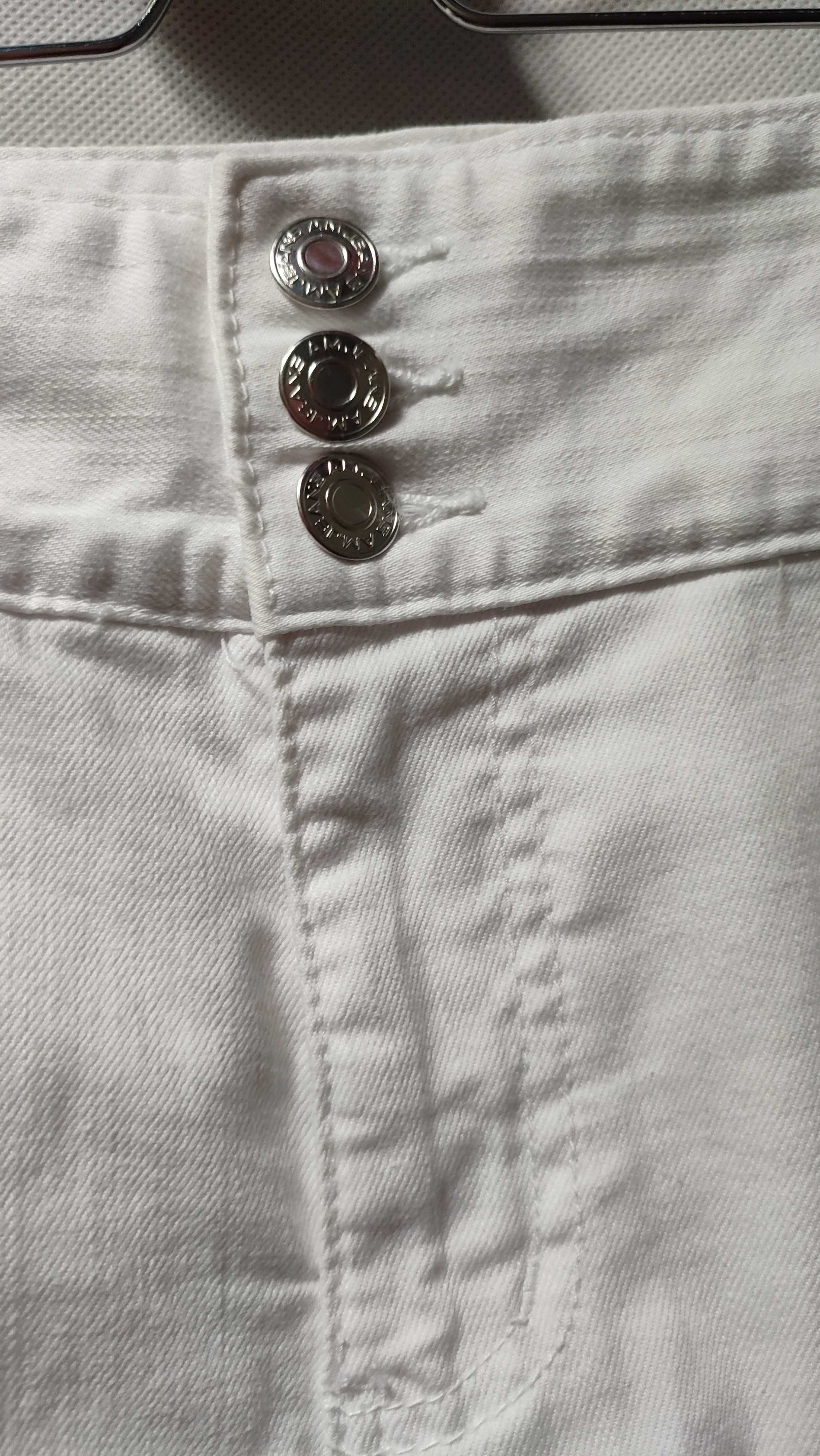 Spodenki damskie białe jeansowe plus size klasyczne do kolan 46