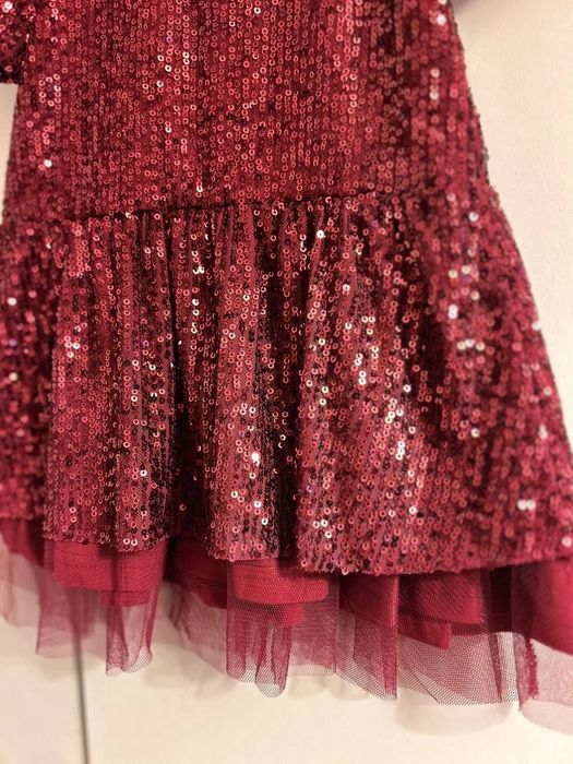 Святкова сукня для дівчинки 1 рочок 
В паєтки (є підкладка, тож не має