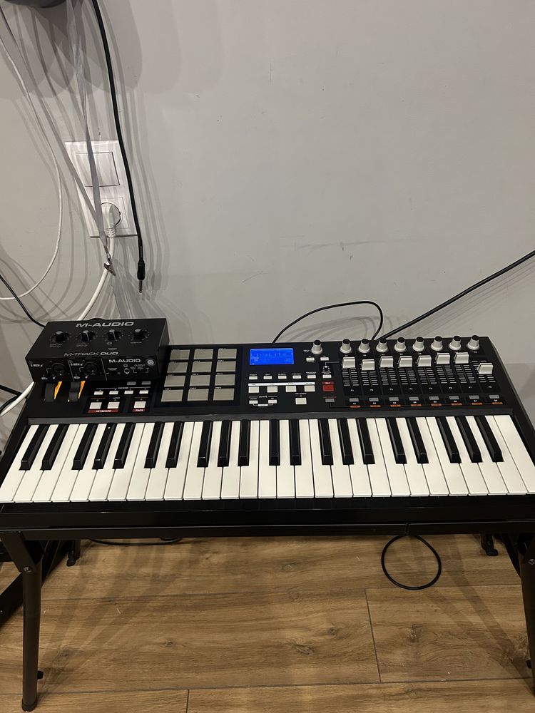 Conteoladaor akai MPK 49 e placa audio Myrack DUO