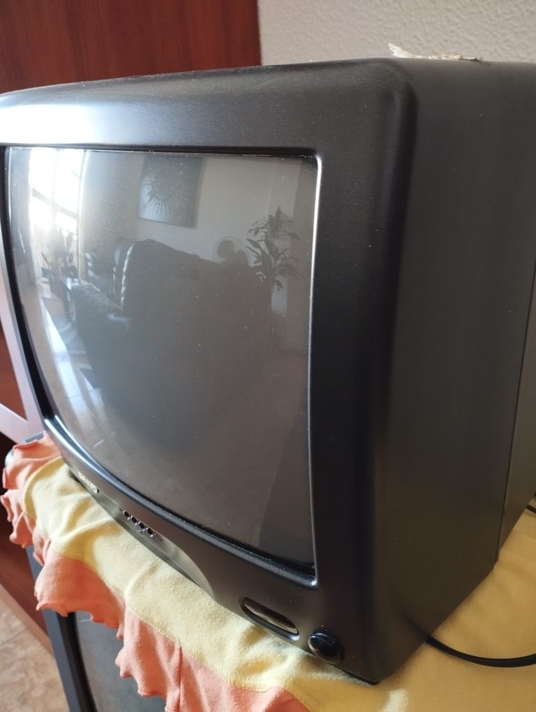 TV Sanyo a cores com comando