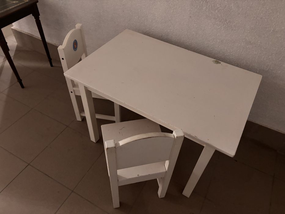 Stolik dzieciecy Ikea z 2 krzeselkami