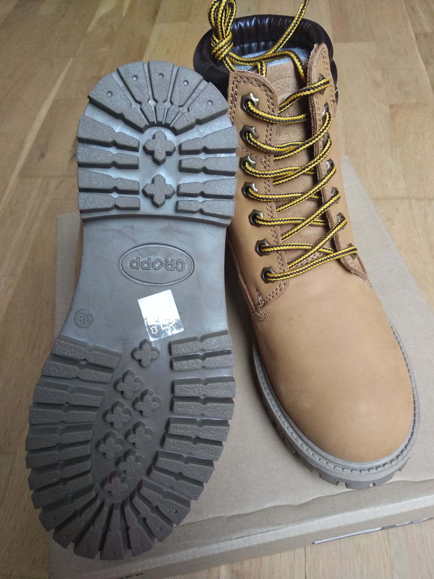 Nowe skorzane trapery zimowe CROPP