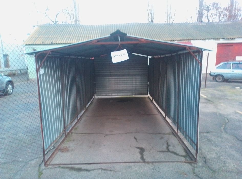 Продаю металлический навес на авто стоянке для авто ул.Строителей1