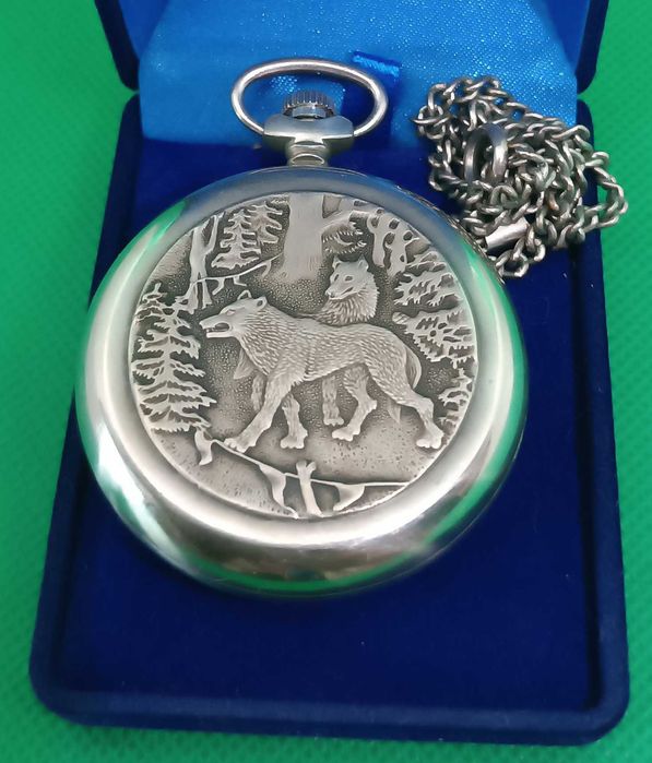Часы  карманные Молния " Волки " с родной цепочкой в футляре