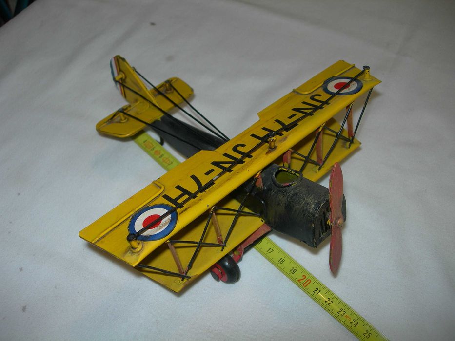 Avião de chapa bom estado.
