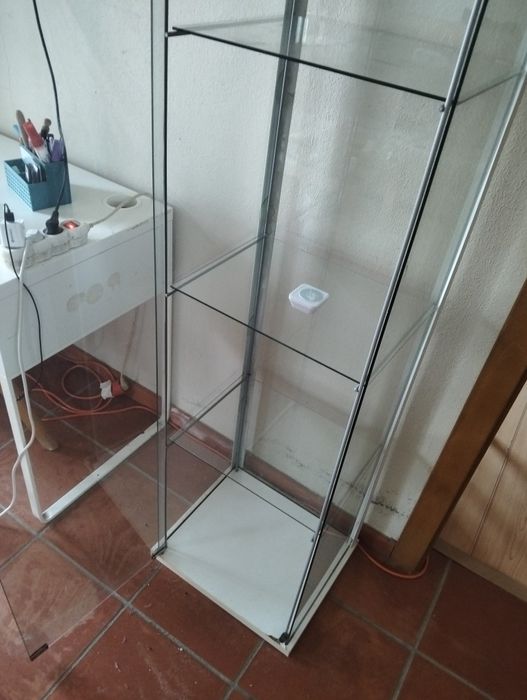 Vitrine branca com luzes