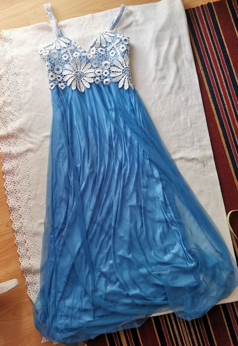 Długa maxi sukienka z koronkowym kwiatami