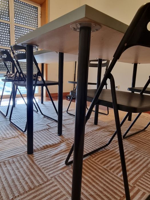 Conjunto de mesas, cadeiras e candeeiro