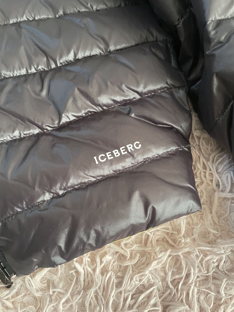Puchowa kurtka przejściowa Iceberg z futrem natural czarna pikowana