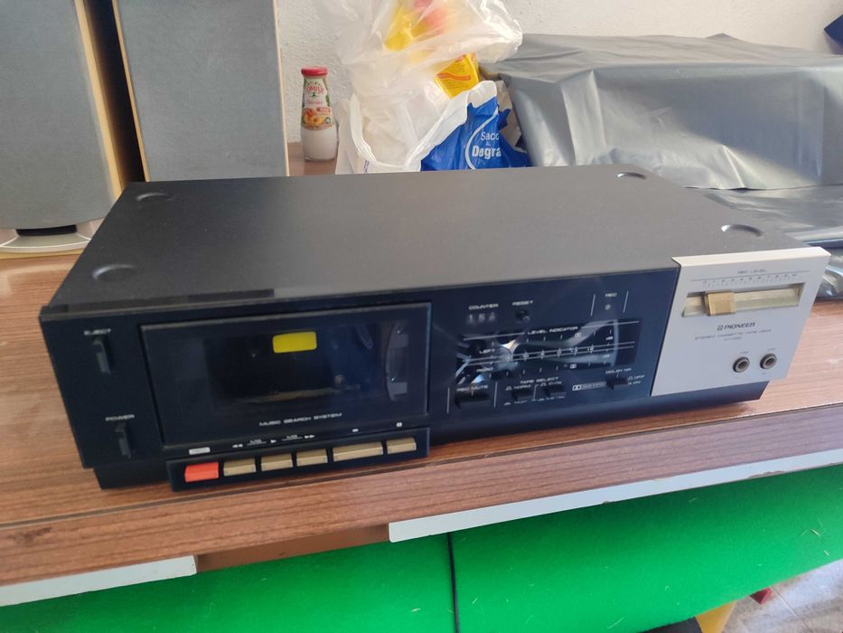 3 Elementos de som usados (2 leitor de cassetes e 1 leitor cd)