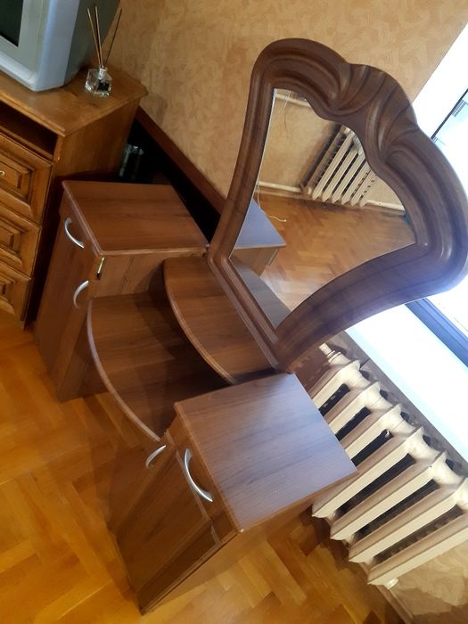 Трюмо з дзеркалом