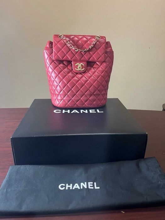 Mochila pequena Chanel Urban Spirit vermelha em pele de cordeiro