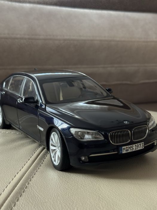 Коллекционная Модель авто BMW 750Li series long (F02), метал.