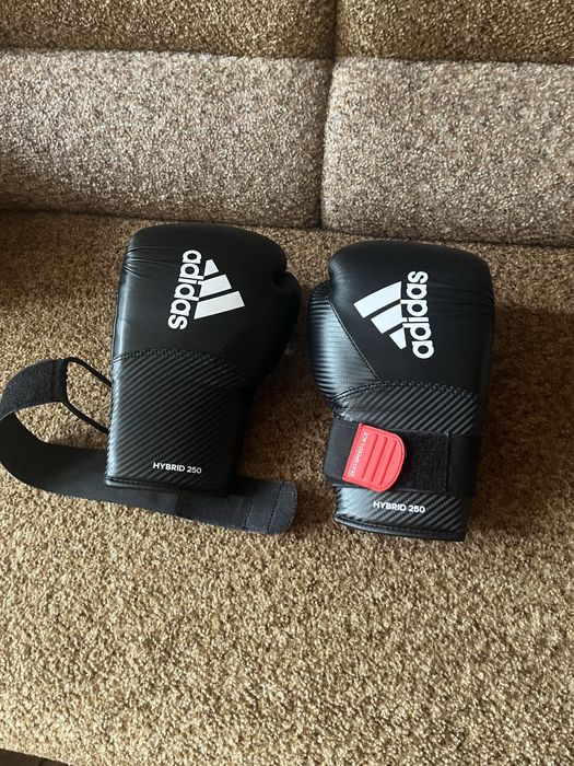 Боксерские перчатки adidas