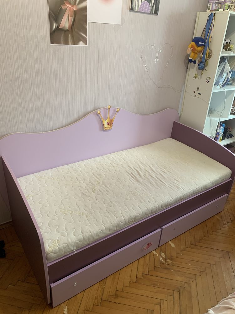 Продам стол и кровать одного комплекта