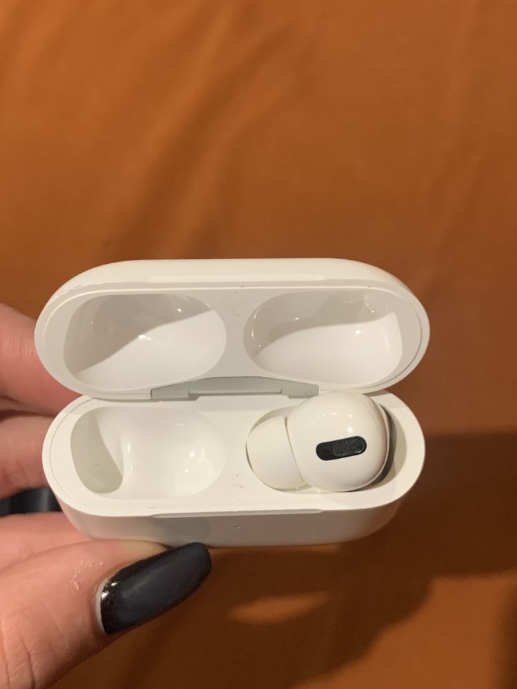 Airpods pro правий навушник і кейс