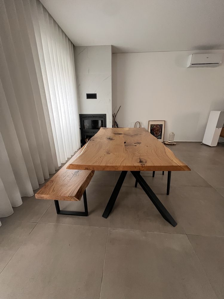 Vendo mesa e banco em madeira maciça de alta qualidade.