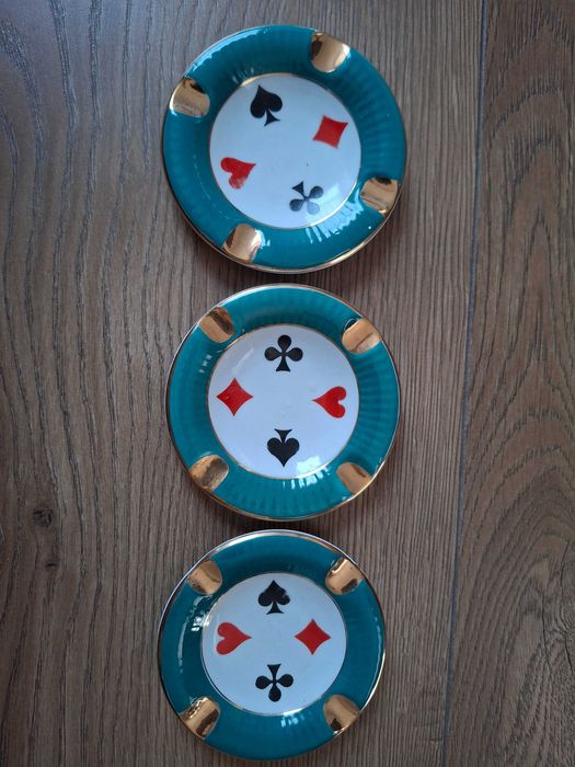 Popielniczki do gry w karty