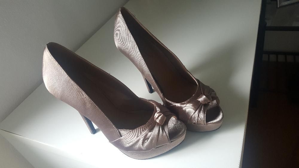 Sapatos cetim Bronze salto alto NOVOS