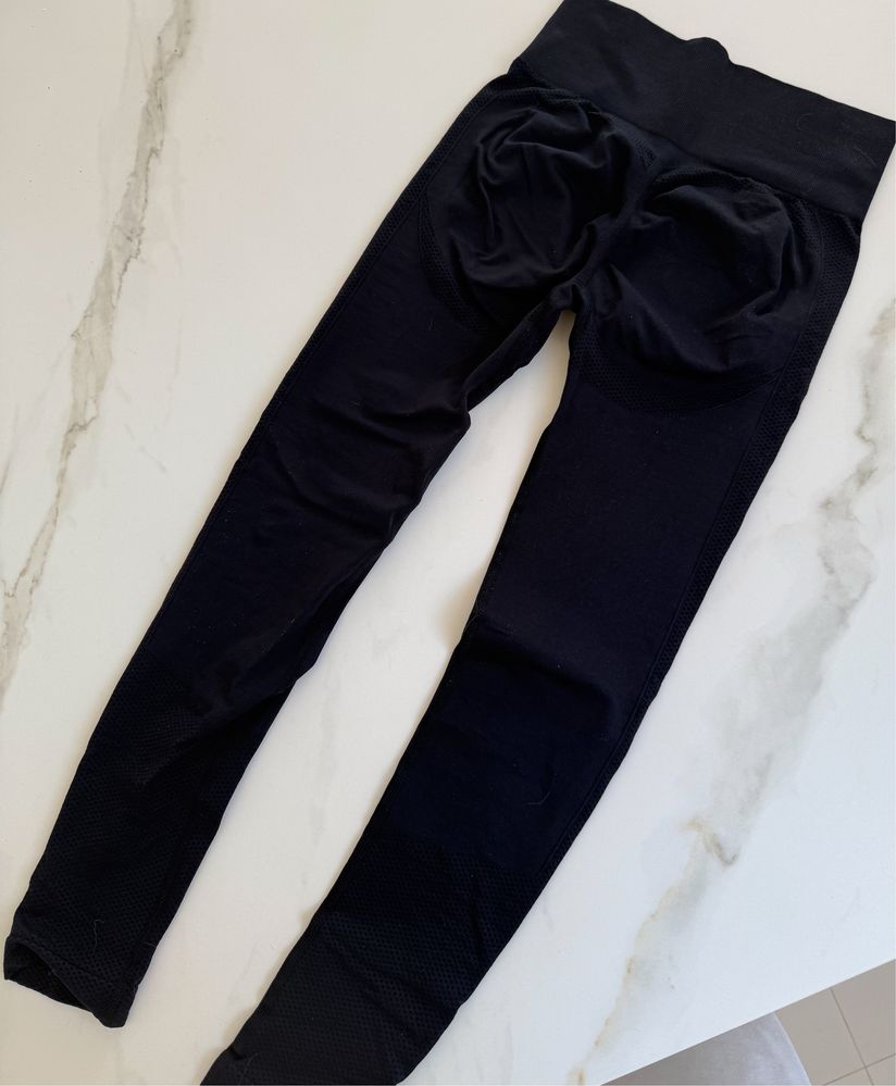 Obcisłe modelujące czarne legginsy dopasowane w stylu push up