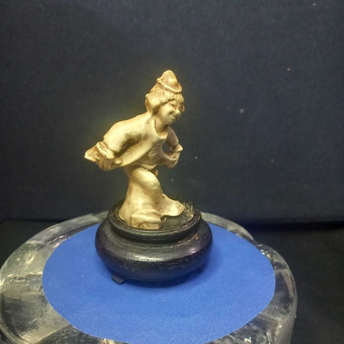 Pequeno palhaço em pedestal