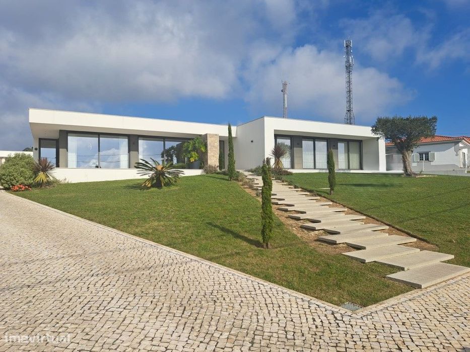 Moradia térrea contemporânea, a 5 minutos de Óbidos