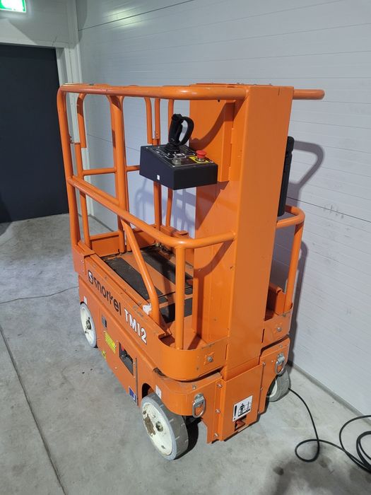 Zwyżka podnośnik kolumnowy platforma samojezdna Snorkel TM12