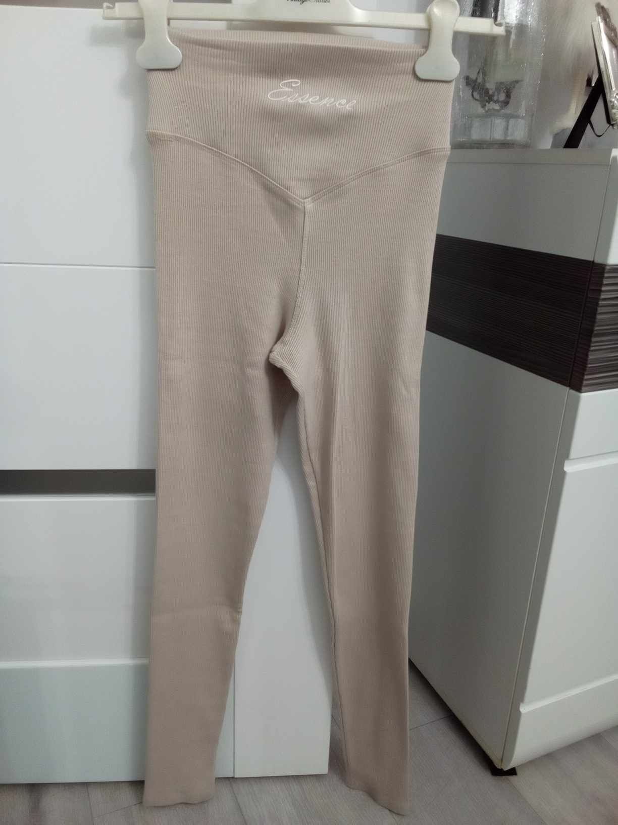 Legginsy prążek kolor beż
