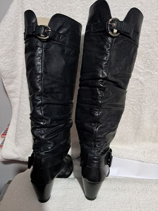 Botas  cano alto,  tamanho  37 , todas em pele.