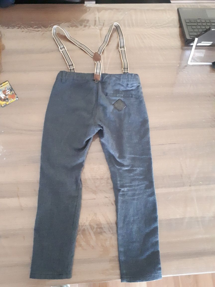 Calça azul de menino com suspensórios T.4/5 anos